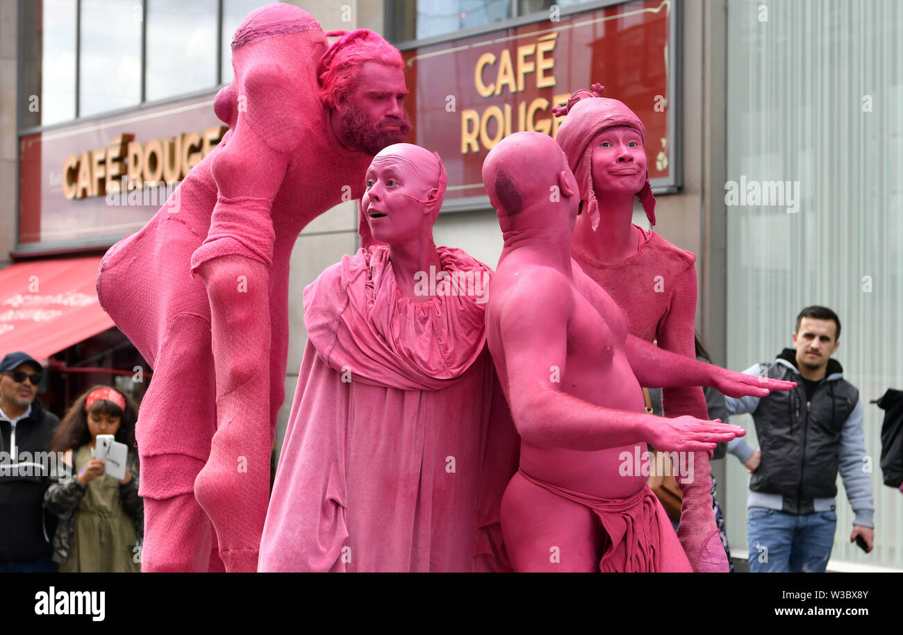 Les artistes de rue se mélangent avec les membres du public dans la région des arènes de Birmingham. Les spectacles faisaient partie de l'été annuel au Southside Arts Festival. Banque D'Images