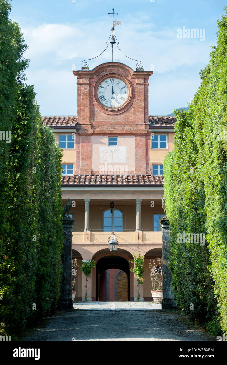 Marlia, Lucca, Italie - 2018, 25 mai : La Palazzina dell'Orologio, à dominante de l'horloge, a été construit en 17ème siècle dans le complexe historique Banque D'Images