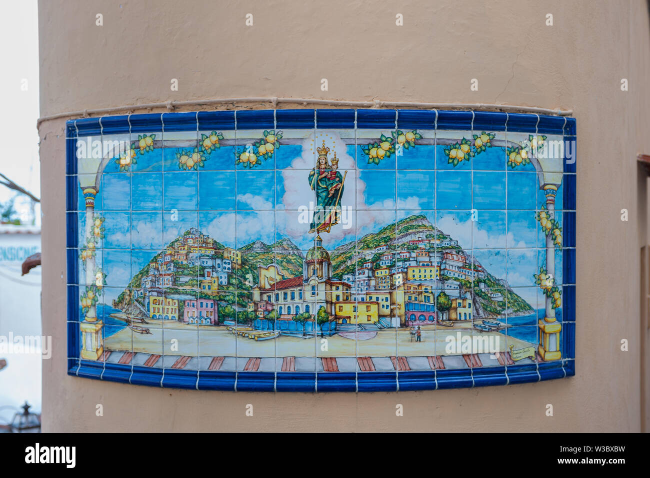 Positano : panneau de carreaux avec des illustrations de Madonna di Positano Banque D'Images