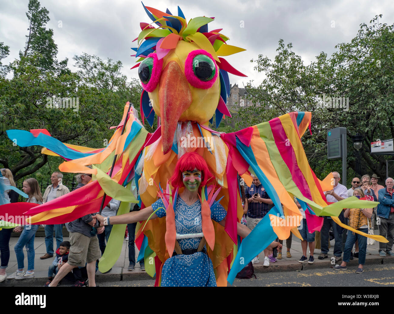 14 Juillet 2019 Edinburgh - Edinburgh Festival Défilé - 700 Interprètes : Musique, danse, cirque acrobates, des marionnettes du monde entier. Banque D'Images