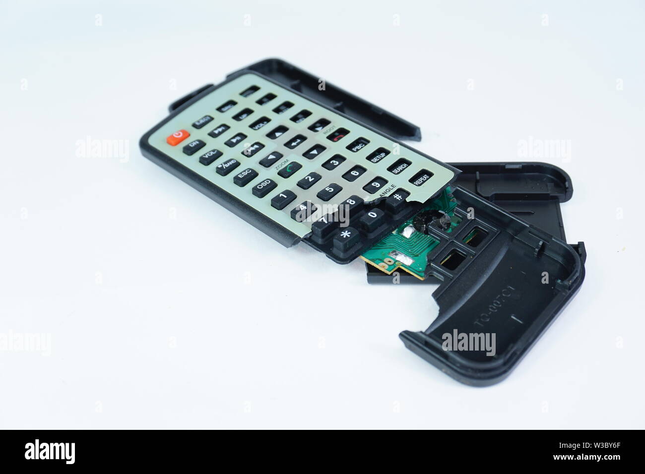 Objets isolé sur fond blanc - crayon bleu, crayon rasage, board, télécommande, allumettes, vieux tournevis, pédicure maquillage Banque D'Images