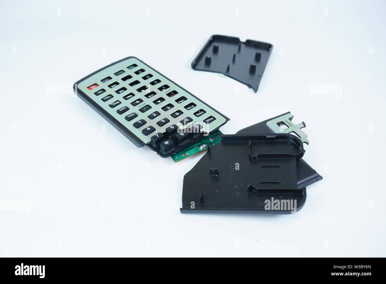 Objets isolé sur fond blanc - crayon bleu, crayon rasage, board, télécommande, allumettes, vieux tournevis, pédicure maquillage Banque D'Images