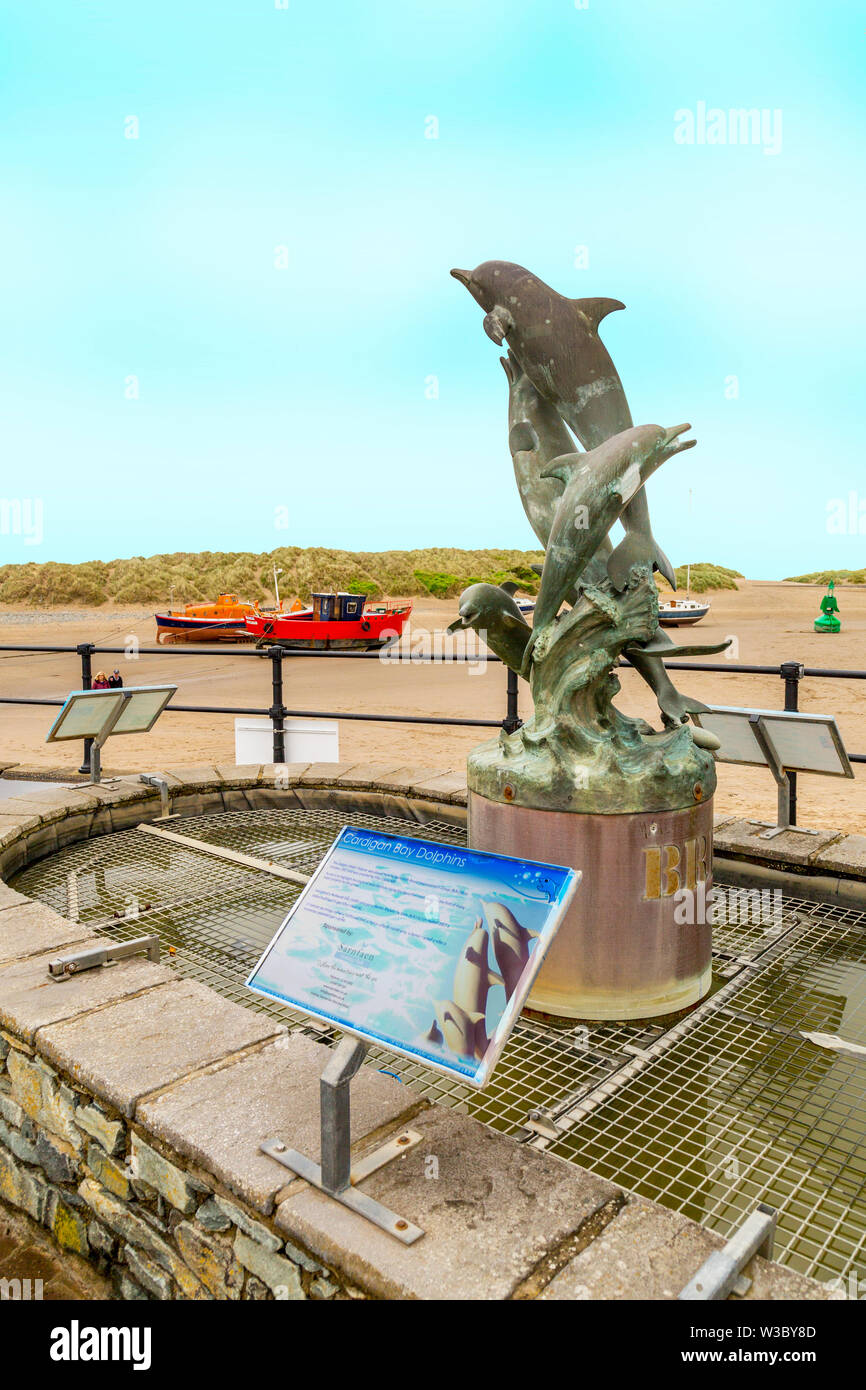 Statue de la Baie de Cardigan dauphins sur le quai à Barmouth, Gwynedd, Pays de Galles, Royaume-Uni Banque D'Images