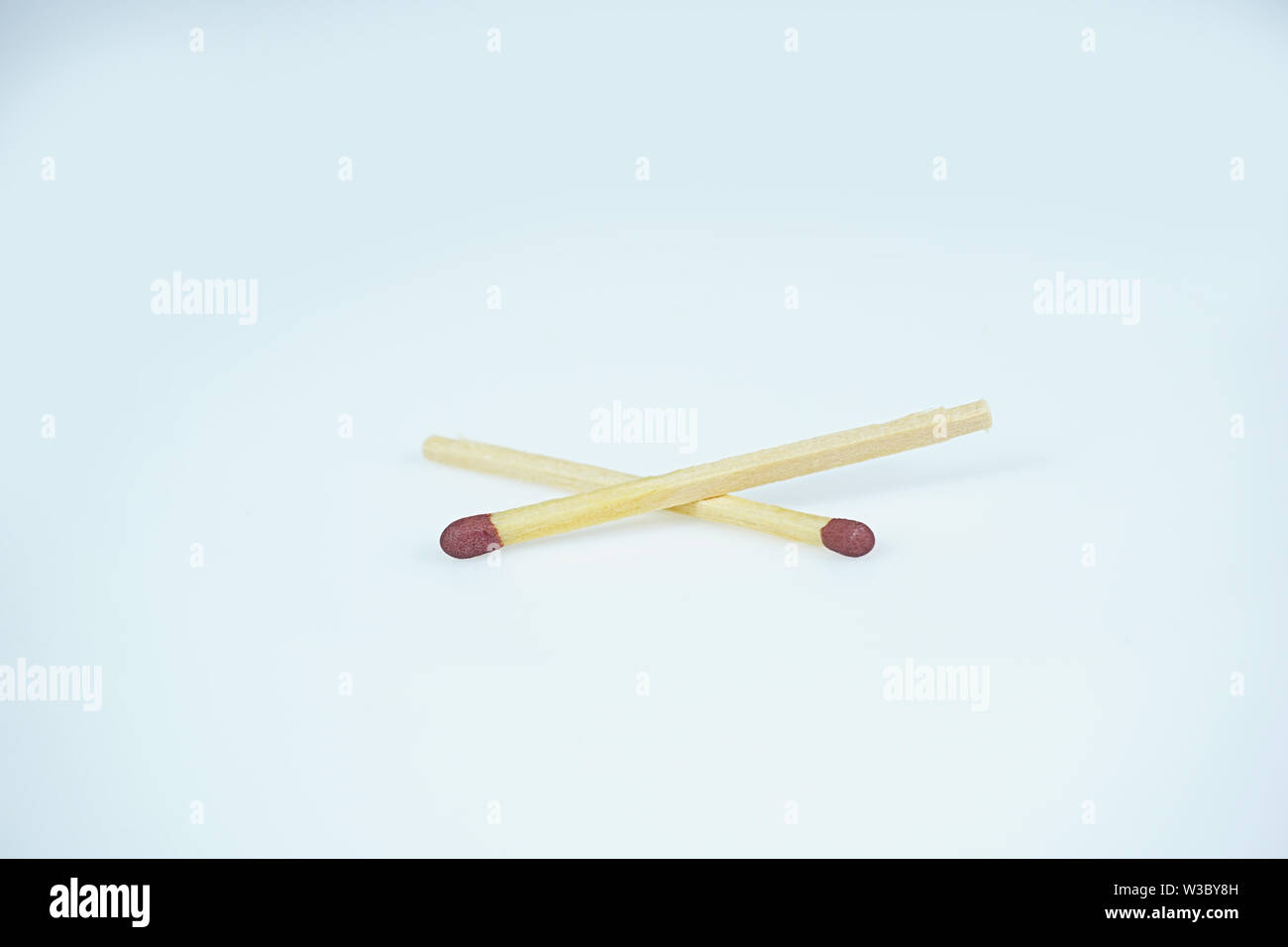 Objets isolé sur fond blanc - crayon bleu, crayon rasage, board, télécommande, allumettes, vieux tournevis, pédicure maquillage Banque D'Images