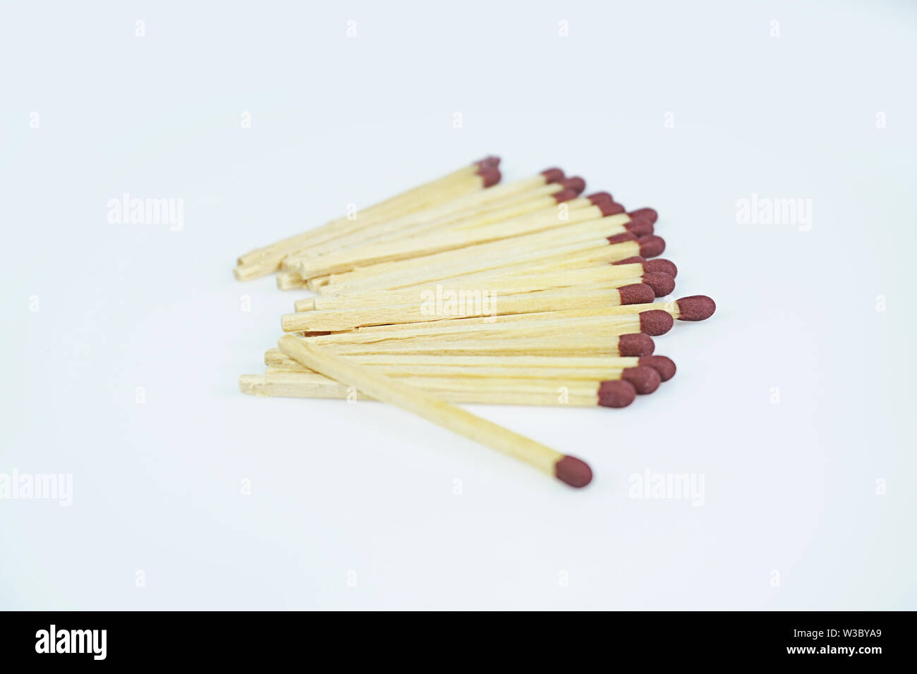 Objets isolé sur fond blanc - crayon bleu, crayon rasage, board, télécommande, allumettes, vieux tournevis, pédicure maquillage Banque D'Images