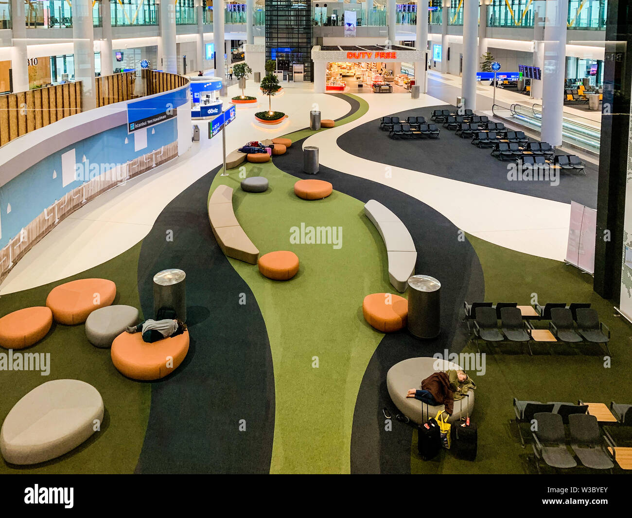 Le design intérieur avec de nombreux sièges des passagers du nouvel aéroport (IST) qui remplace et fraîchement ouvert l'aéroport International Ataturk. Istanbul/Turquie - Banque D'Images