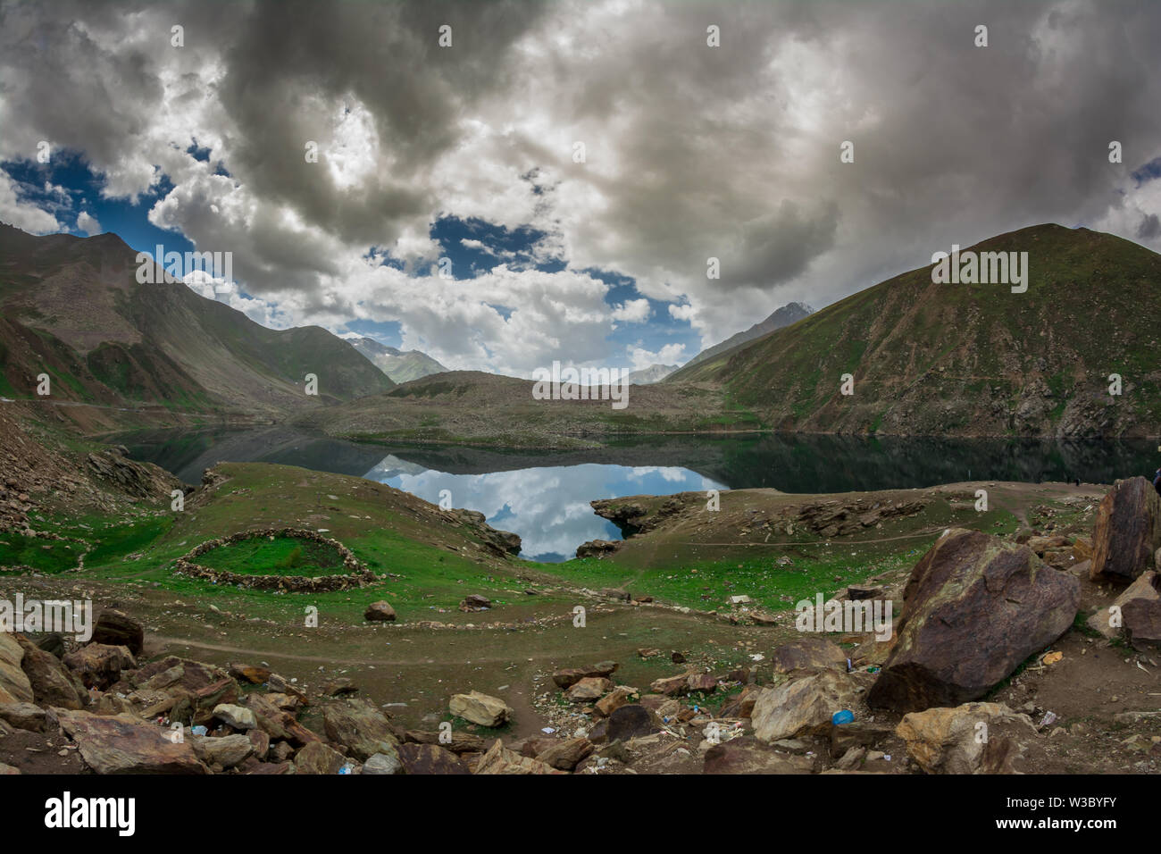 Lac Lulusar dans la vallée de Naran, (3 410 m) Pakistan Glaciers l'eau est la source principale et résulte en miroir-comme reflet de la beauté pittoresque. Banque D'Images