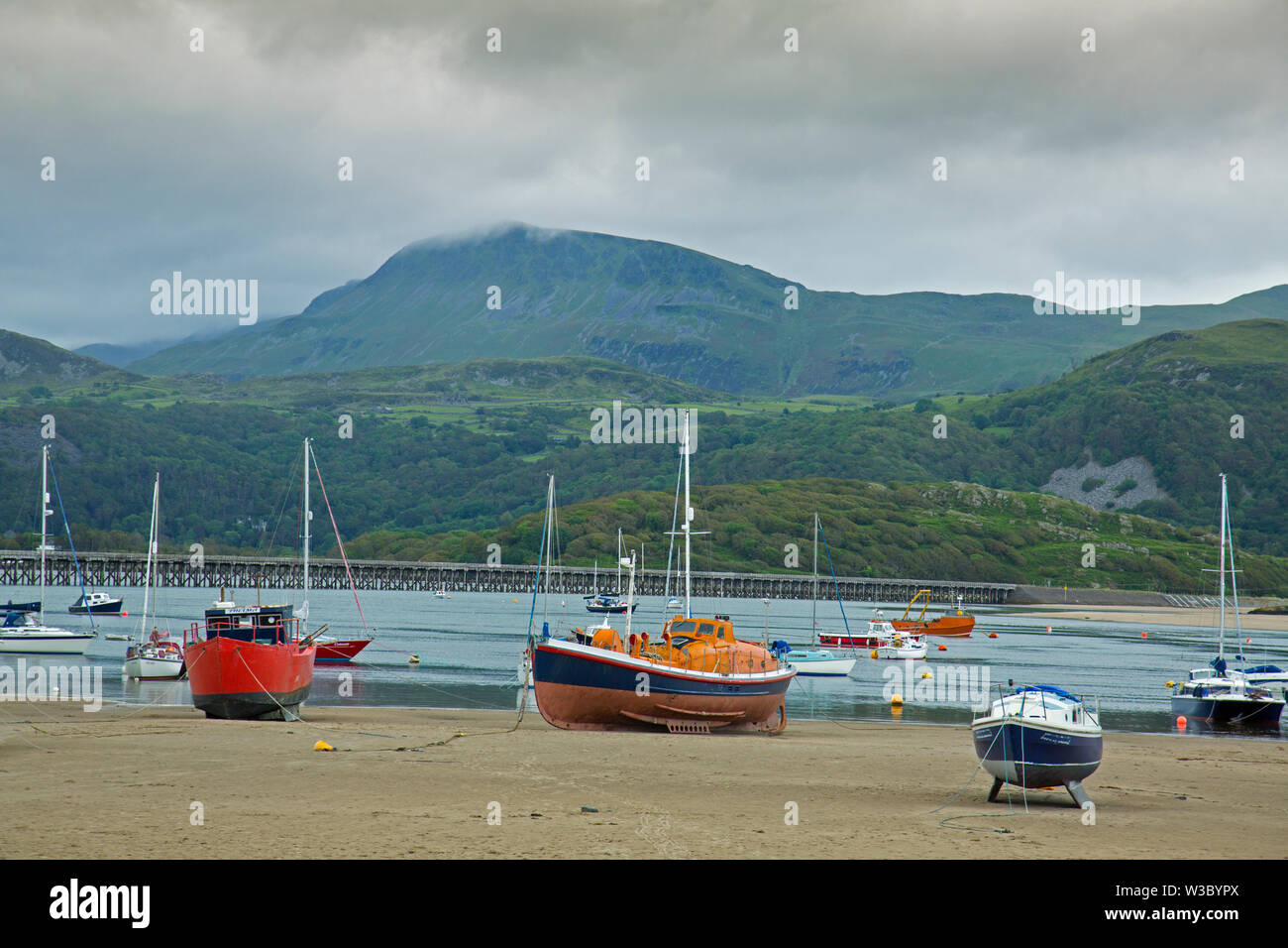 Historique Le pont de chemin de fer à travers l'estuaire de Mawddach vue du port à Barmouth, Gwynedd, Pays de Galles, Royaume-Uni Banque D'Images