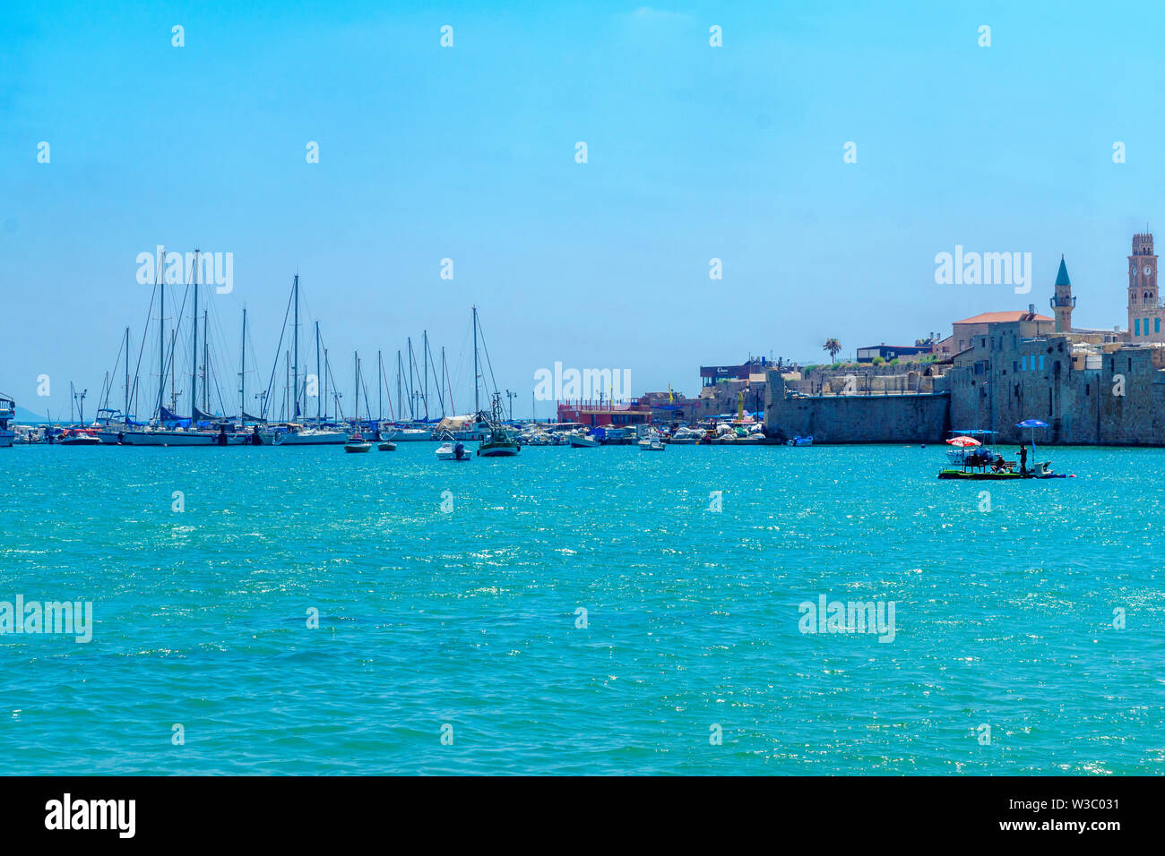 Acre, Israël - Juillet 08, 2019 : vue sur la digue et le port de pêche, avec les habitants et les visiteurs, dans la vieille ville d'Acre (Akko), Israël Banque D'Images