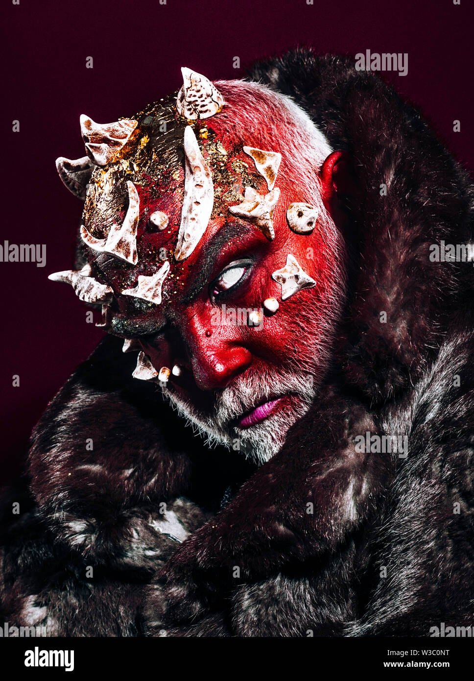 Démon Avec Des Épines Sur La Tête, La Terreur Concept. Diable De Gravure  Visage Rouge Isolé Sur Fond Noir. Créature Mystérieuse Avec Les Cheveux Du  Visage Blanc Photo Stock - Alamy