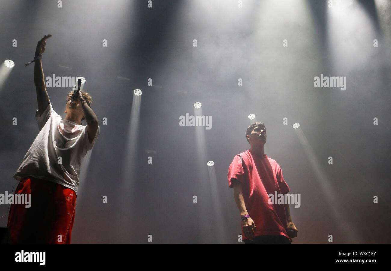 Ayax y Prok frères chanteurs de rap en concert lors de leur spectacle dans le festival 2019 Live Mallorca Banque D'Images