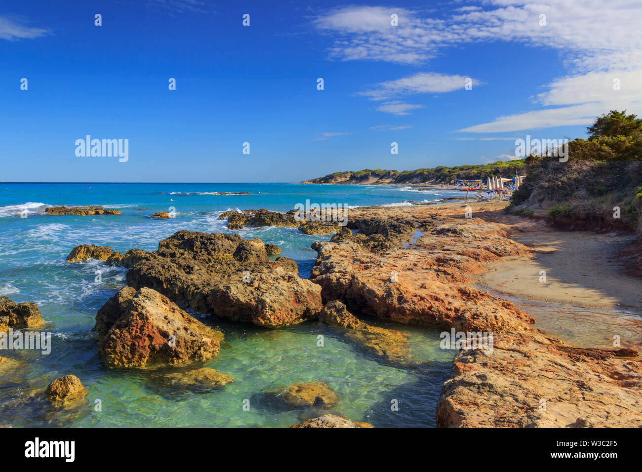 Côte typique de Salento: Vue sur la plage de Conca Specchiulla ( Apulia, ITALIE). Il se caractérise par de petites criques de sable et des dunes. Banque D'Images