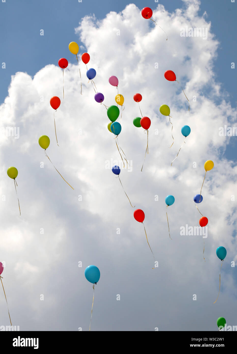 De ballons voler haut dans le ciel avec des nuages blancs dans l'arrière-plan Banque D'Images