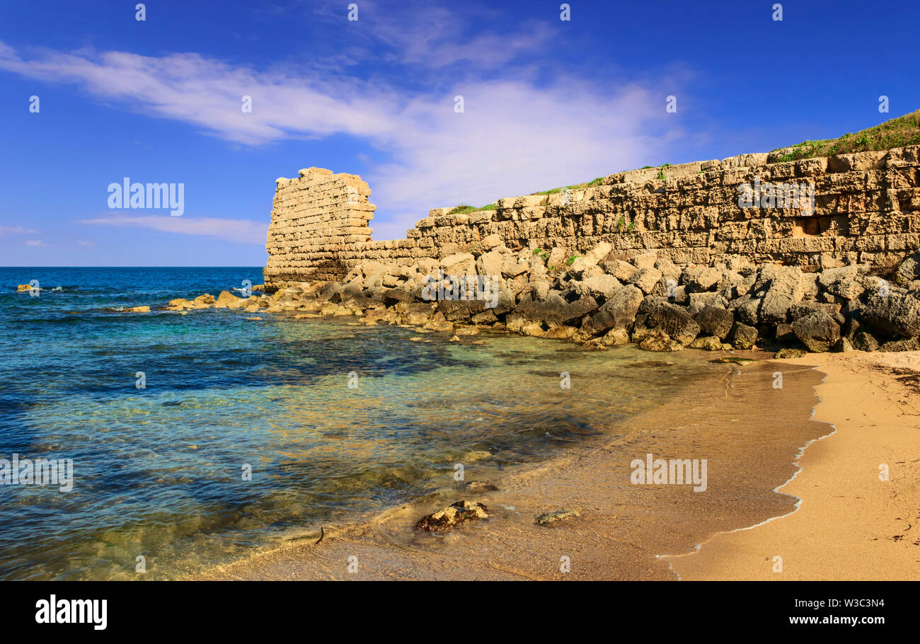 Vestiges d'un ancien mur de Messapien dans la zone marine de Gnatia (Egnazia). Banque D'Images