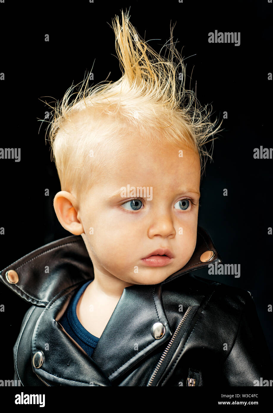 Pas de rock, pas de vie. Petit enfant garçon veste de culbuteur. Style Rock  enfant. Rock and Roll mode tendance. Adorable petite musique fan. Musique  pour enfants Photo Stock - Alamy