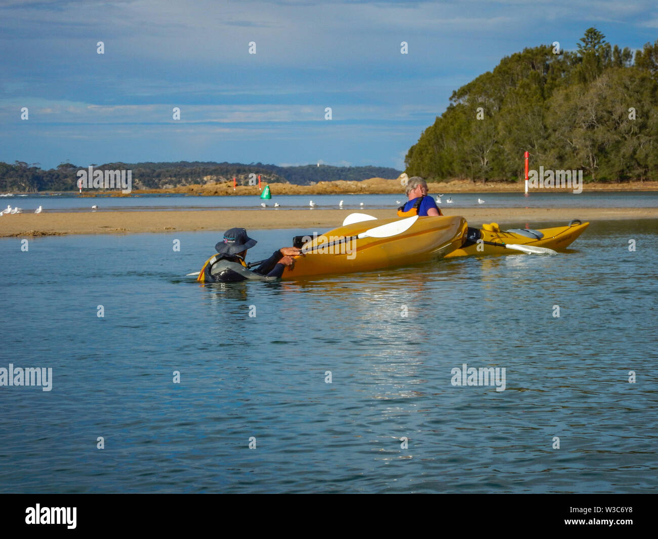 La formation en kayak session en Mossy Point, près de Batemans Bay, NSW, Australie Banque D'Images