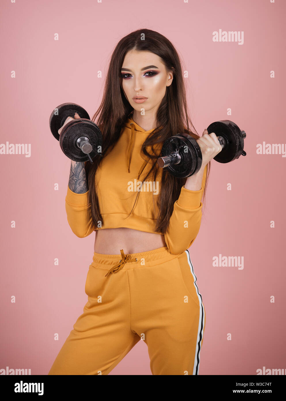 L'énergie. sentir la brûlure dans les mains. l'énergie et de la puissance. Le sport femme pleine d'énergie. Elle a l'énergie pour la formation. Banque D'Images