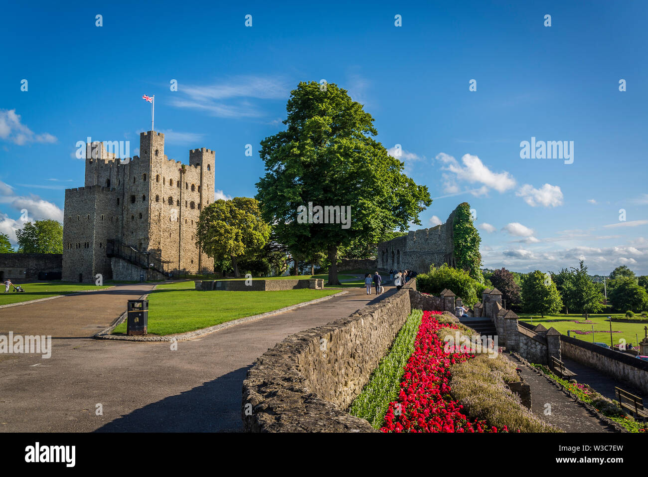 Château de Rochester - le 12ème siècle ou la tour de pierre est l'un des mieux conservés en Angleterre et Esplanade Gardens, Rochester, Kent, England, UK Banque D'Images