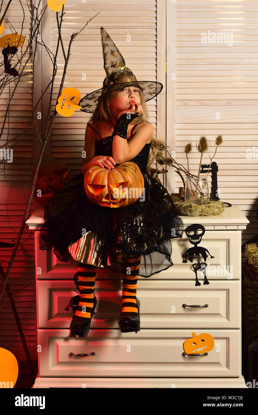 Petite fille à rêver à l'halloween, l'imagination. Petite fille envie d'un rêve à l'halloween. Lumineuse et créative de l'imagination. Imaginez le vol Banque D'Images