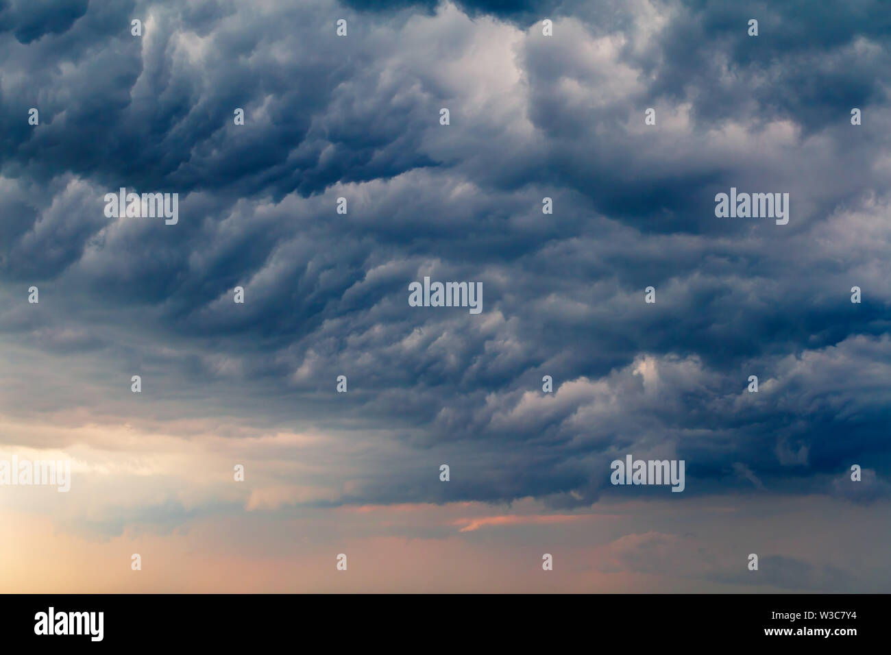 Le fond de ciel avec des nuages d'orage Banque D'Images