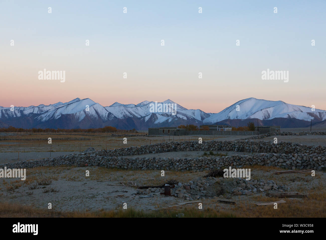 Paysage du soir de Merak (village situé dans la région de Pangong Lake) et de hautes montagnes vu depuis le village, Ladakh, Inde Banque D'Images