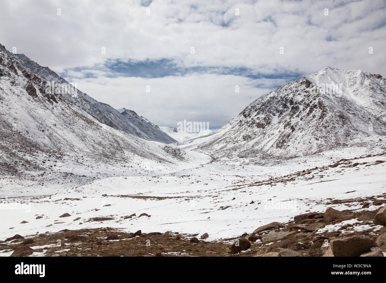 Paysage de haute altitude avec des montagnes enneigées vu de la route près de Chang La (col), le Ladakh, le Jammu-et-Cachemire, l'Inde Banque D'Images