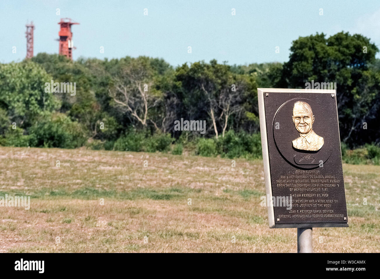 Une plaque de bronze usé posté par la National Aeronautics and Space Administration (NASA) à la John F. Kennedy Space Center en Floride, USA, rend hommage à John H. Glenn Jr., avec une inscription : "Le premier Américain à voyager autour de la planète a commencé ses trois-orbite de vol de ce complexe de lancement dans l'amitié de 7 Atlas Mercure no 6 à 9:47 AM 20 février 1962. Le Mercure du projet a été une étape cruciale sur l'homme en son voyage vers la lune." Dans l'arrière-plan sont 2 pylônes utilisés pour le lancement de fusées avec leurs charges utiles dans l'espace. Centre Spatial Kennedy a été le principal site de lancement de la NASA depuis 1968. Banque D'Images Une plaque de bronze usé posté par la National Aeronautics and Space Administration (NASA) à la John F. Kennedy Space Center en Floride, USA, rend hommage à John H. Glenn Jr., avec une inscription : "Le premier Américain à voyager autour de la planète a commencé ses trois-orbite de vol de ce complexe de lancement dans l'amitié de 7 Atlas Mercure no 6 à 9:47 AM 20 février 1962. Le Mercure du projet a été une étape cruciale sur l'homme en son voyage vers la lune." Dans l'arrière-plan sont 2 pylônes utilisés pour le lancement de fusées avec leurs charges utiles dans l'espace. Centre Spatial Kennedy a été le principal site de lancement de la NASA depuis 1968. Banque D'Images