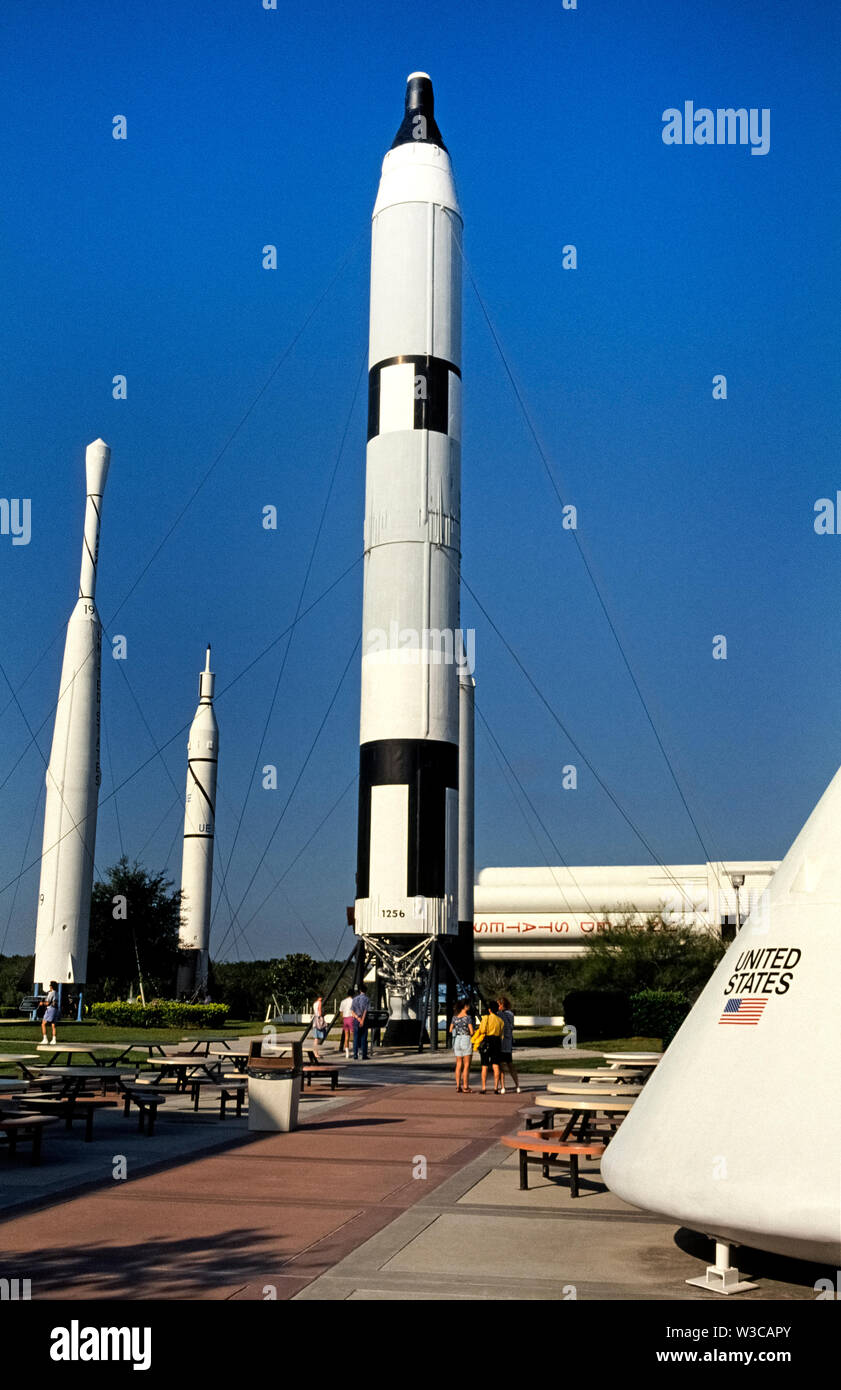 Les visiteurs du Centre Spatial Kennedy près de Cap Canaveral en Floride, USA, pouvez vous promener dans le jardin de fusée pour voir des fusées d'appoint et d'engins spatiaux qui ont fait partie du programme américain d'exploration de l'espace, sous la direction d'America's National Aeronautics and Space Administration (NASA). Qu'organisme civil a été créé en 1958 par le Congrès américain en réponse à l'Union soviétique, lancement de son premier satellite, Spoutnik I, au cours de l'année précédente, qui a commencé la course à l'espace entre les deux pays. Banque D'Images