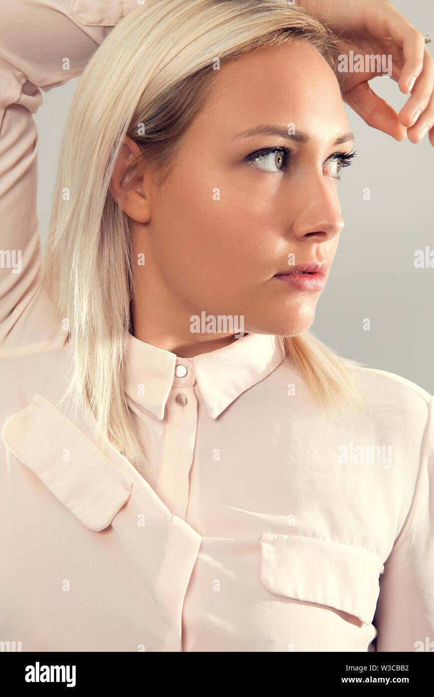Pensive belle femme blonde modèle en shirt à la caméra de Banque D'Images