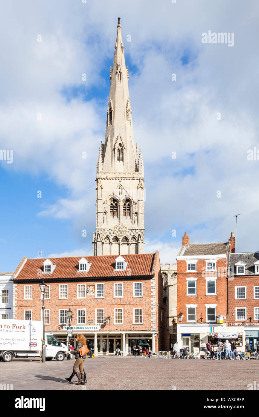 Place du marché, à Newark on Trent, Lancashire, England, UK avec St Marie Madeleine Église dans l'arrière-plan Banque D'Images