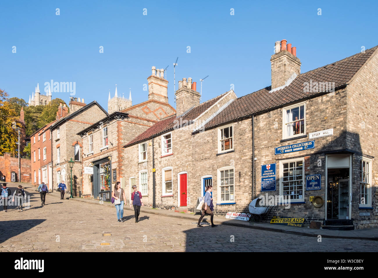 Des gens sur Steep Hill, Lincoln, Angleterre, Royaume-Uni, en soirée d'automne Banque D'Images