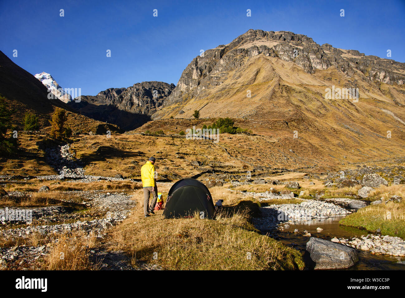 Camping dans les hautes Andes le long de la Cordillère Real Traverse, Bolivie Banque D'Images