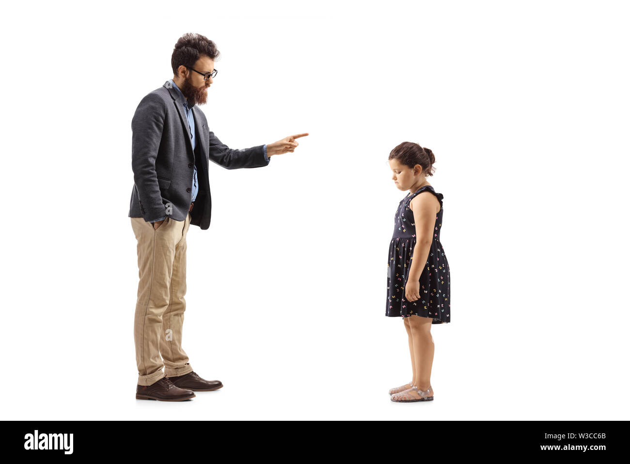 Profil de toute la longueur d'un homme tiré de réprimander une petite fille avec son doigt isolé sur fond blanc Banque D'Images