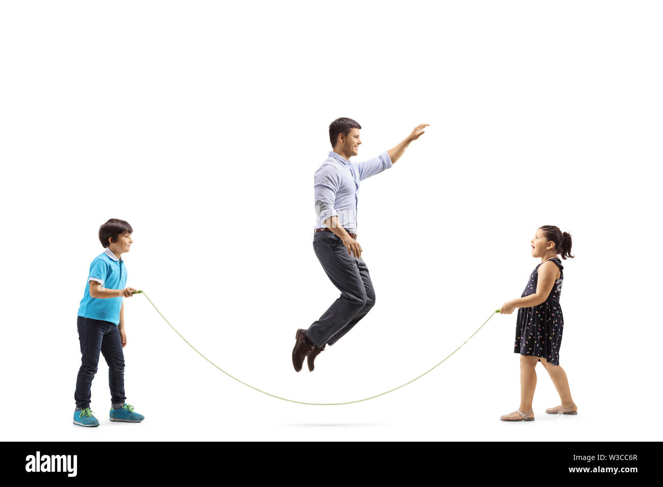 Profil complet tiré d'un père en sautant une corde tenue par son fils et fille isolée sur fond blanc Banque D'Images