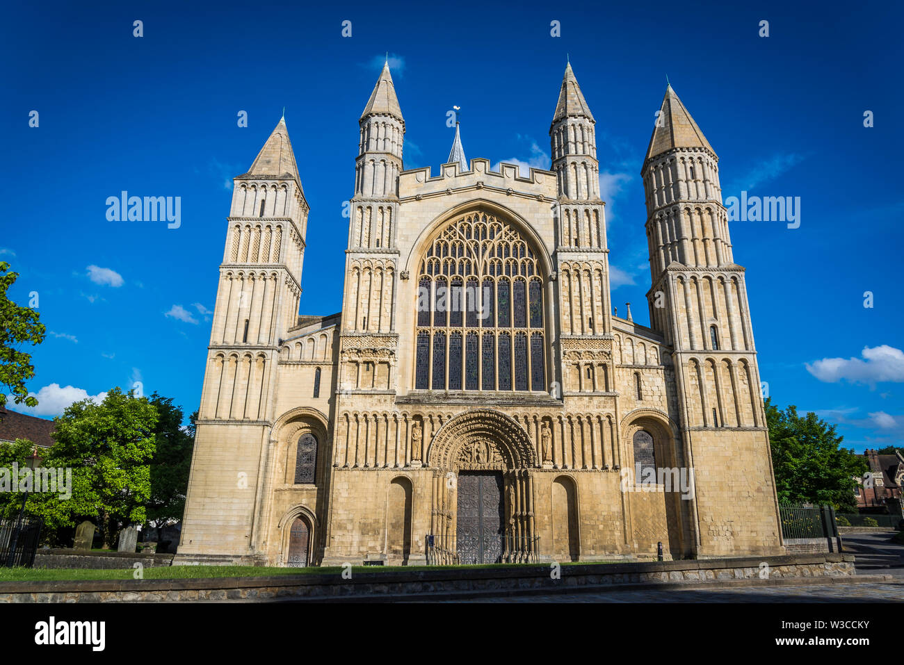 Magnifique façade principale de la cathédrale de Rochester, Kent, England, UK Banque D'Images