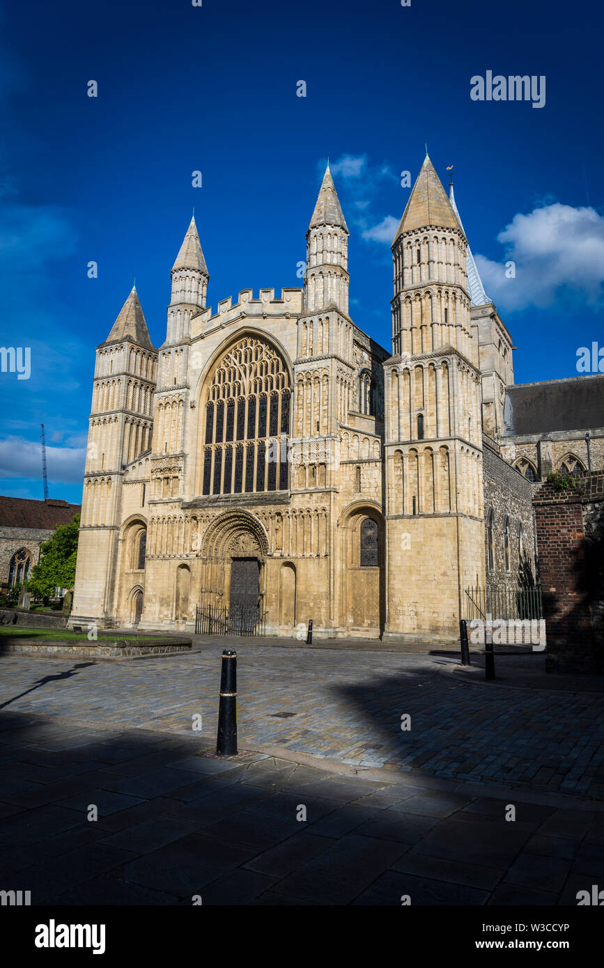 Magnifique façade principale de la cathédrale de Rochester, Kent, England, UK Banque D'Images
