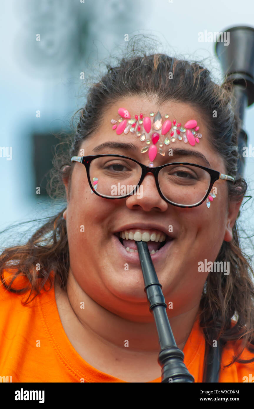 Edinburgh, Ecosse, Royaume-Uni. 14 juillet, 2019. Un artiste au Festival d'Édimbourg, dont les musiciens, danseurs, acrobates, des numéros de cirque, de marionnettes, théâtre de rue et dragons chinois en provenance de nombreux pays à travers le monde. Le défilé s'est rendu en bas de la Butte et le long de l'extrémité ouest de Princes Street avec des spectacles au kiosque de Ross dans les jardins de Princes Street. Credit : Skully/Alamy Live News Banque D'Images