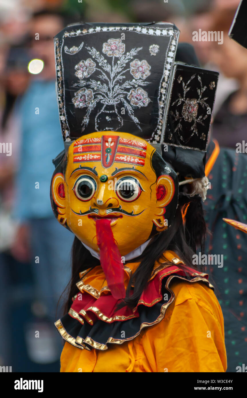 Edinburgh, Ecosse, Royaume-Uni. 14 juillet, 2019. Un artiste au Festival d'Édimbourg, dont les musiciens, danseurs, acrobates, des numéros de cirque, de marionnettes, théâtre de rue et dragons chinois en provenance de nombreux pays à travers le monde. Le défilé s'est rendu en bas de la Butte et le long de l'extrémité ouest de Princes Street avec des spectacles au kiosque de Ross dans les jardins de Princes Street. Credit : Skully/Alamy Live News Banque D'Images