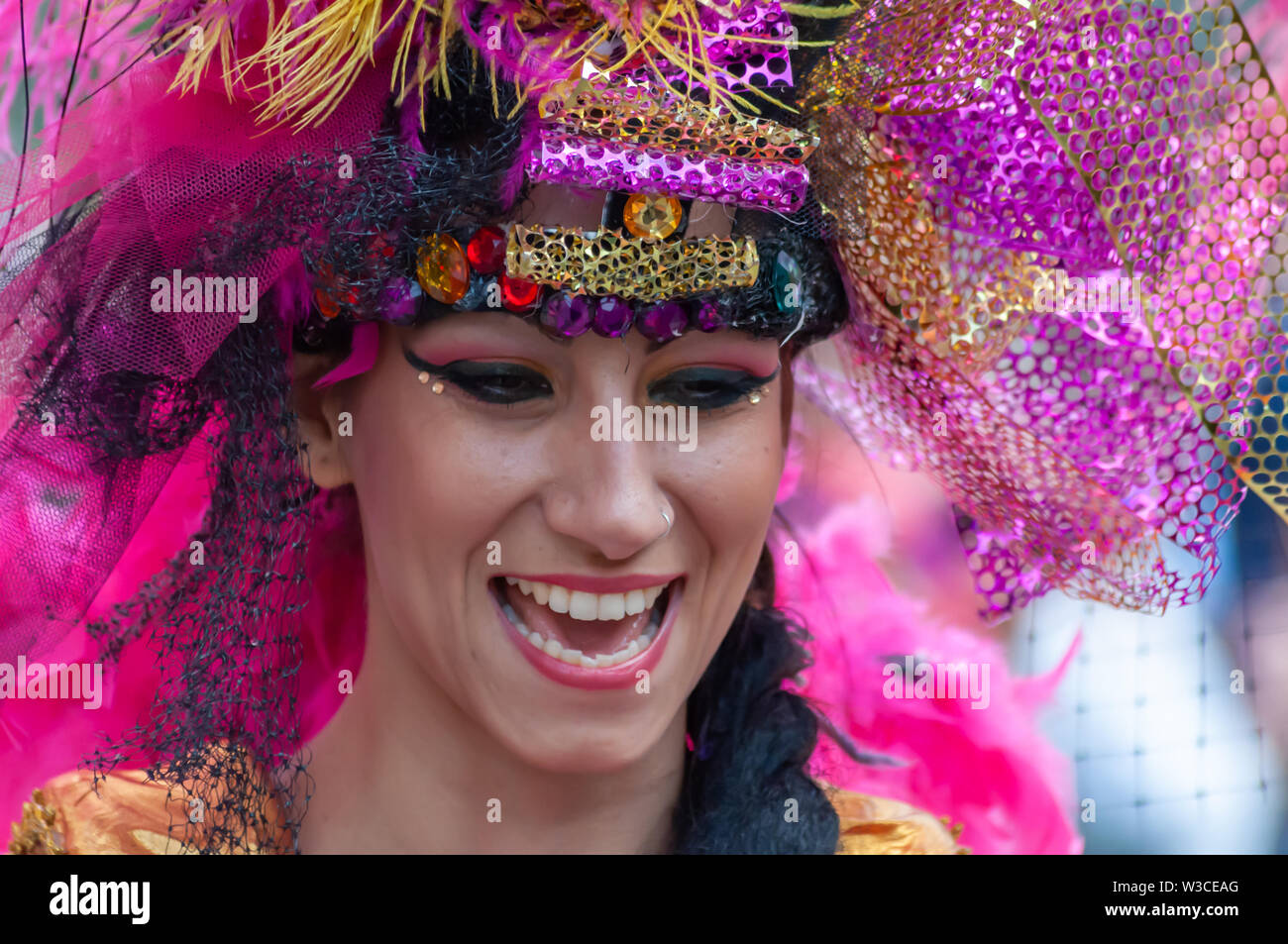 Edinburgh, Ecosse, Royaume-Uni. 14 juillet, 2019. Un artiste au Festival d'Édimbourg, dont les musiciens, danseurs, acrobates, des numéros de cirque, de marionnettes, théâtre de rue et dragons chinois en provenance de nombreux pays à travers le monde. Le défilé s'est rendu en bas de la Butte et le long de l'extrémité ouest de Princes Street avec des spectacles au kiosque de Ross dans les jardins de Princes Street. Credit : Skully/Alamy Live News Banque D'Images