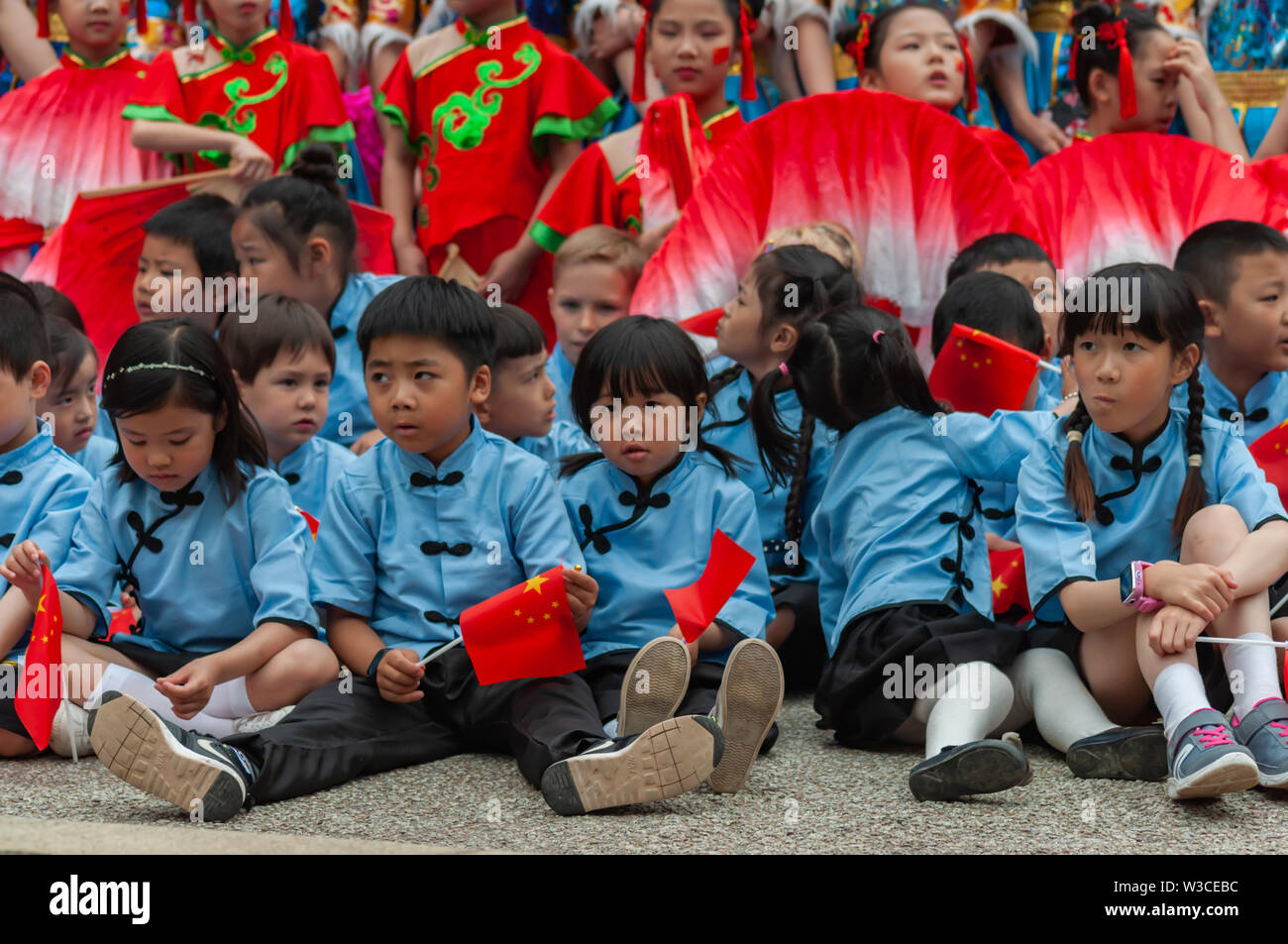 Edinburgh, Ecosse, Royaume-Uni. 14 juillet, 2019. Artistes interprètes ou exécutants dans l'Edinburgh Festival, dont des musiciens, des danseurs, des acrobates, des numéros de cirque, de marionnettes, théâtre de rue et dragons chinois en provenance de nombreux pays à travers le monde. Le défilé s'est rendu en bas de la Butte et le long de l'extrémité ouest de Princes Street avec des spectacles au kiosque de Ross dans les jardins de Princes Street. Credit : Skully/Alamy Live News Banque D'Images