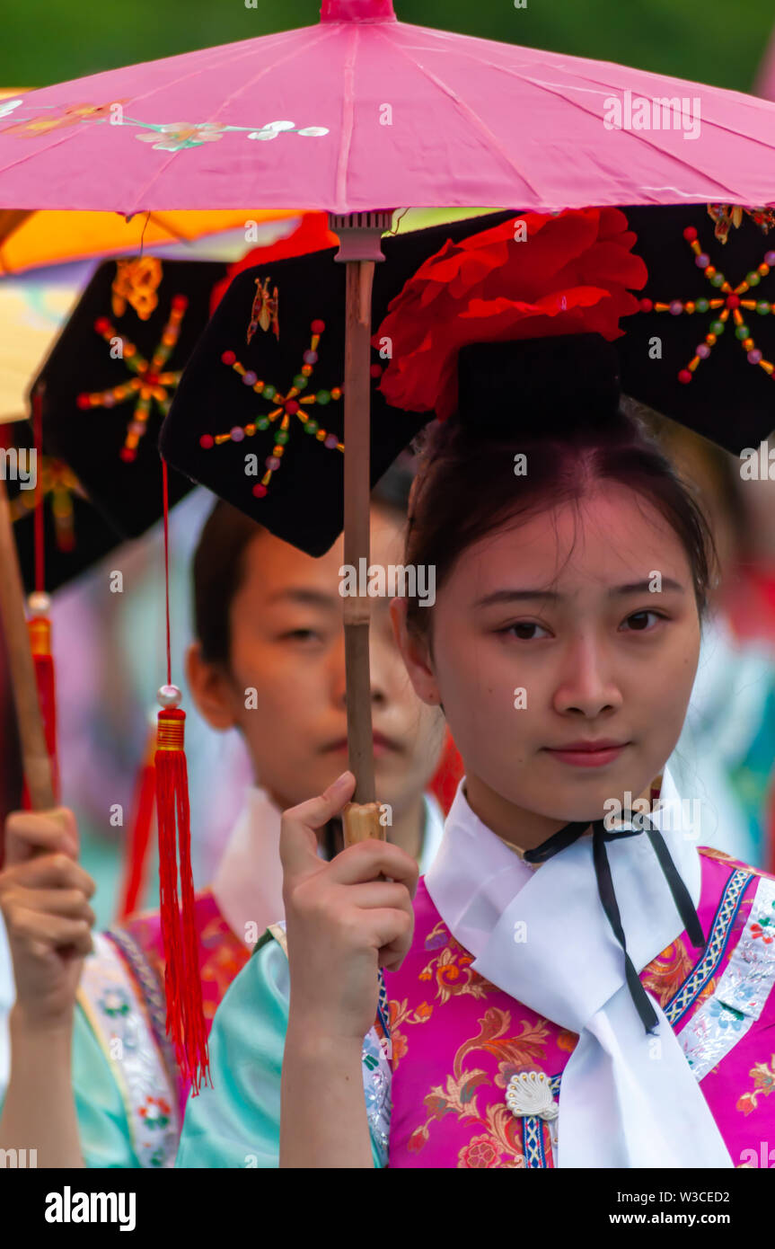 Edinburgh, Ecosse, Royaume-Uni. 14 juillet, 2019. Un artiste au Festival d'Édimbourg, dont les musiciens, danseurs, acrobates, des numéros de cirque, de marionnettes, théâtre de rue et dragons chinois en provenance de nombreux pays à travers le monde. Le défilé s'est rendu en bas de la Butte et le long de l'extrémité ouest de Princes Street avec des spectacles au kiosque de Ross dans les jardins de Princes Street. Credit : Skully/Alamy Live News Banque D'Images