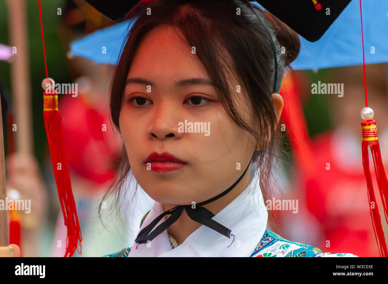 Edinburgh, Ecosse, Royaume-Uni. 14 juillet, 2019. Un artiste au Festival d'Édimbourg, dont les musiciens, danseurs, acrobates, des numéros de cirque, de marionnettes, théâtre de rue et dragons chinois en provenance de nombreux pays à travers le monde. Le défilé s'est rendu en bas de la Butte et le long de l'extrémité ouest de Princes Street avec des spectacles au kiosque de Ross dans les jardins de Princes Street. Credit : Skully/Alamy Live News Banque D'Images