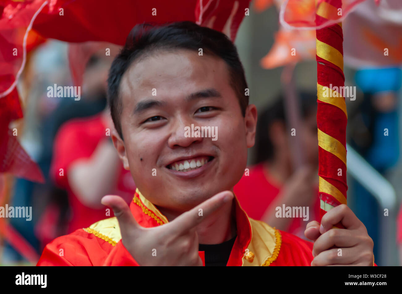 Edinburgh, Ecosse, Royaume-Uni. 14 juillet, 2019. Un artiste au Festival d'Édimbourg, dont les musiciens, danseurs, acrobates, des numéros de cirque, de marionnettes, théâtre de rue et dragons chinois en provenance de nombreux pays à travers le monde. Le défilé s'est rendu en bas de la Butte et le long de l'extrémité ouest de Princes Street avec des spectacles au kiosque de Ross dans les jardins de Princes Street. Credit : Skully/Alamy Live News Banque D'Images