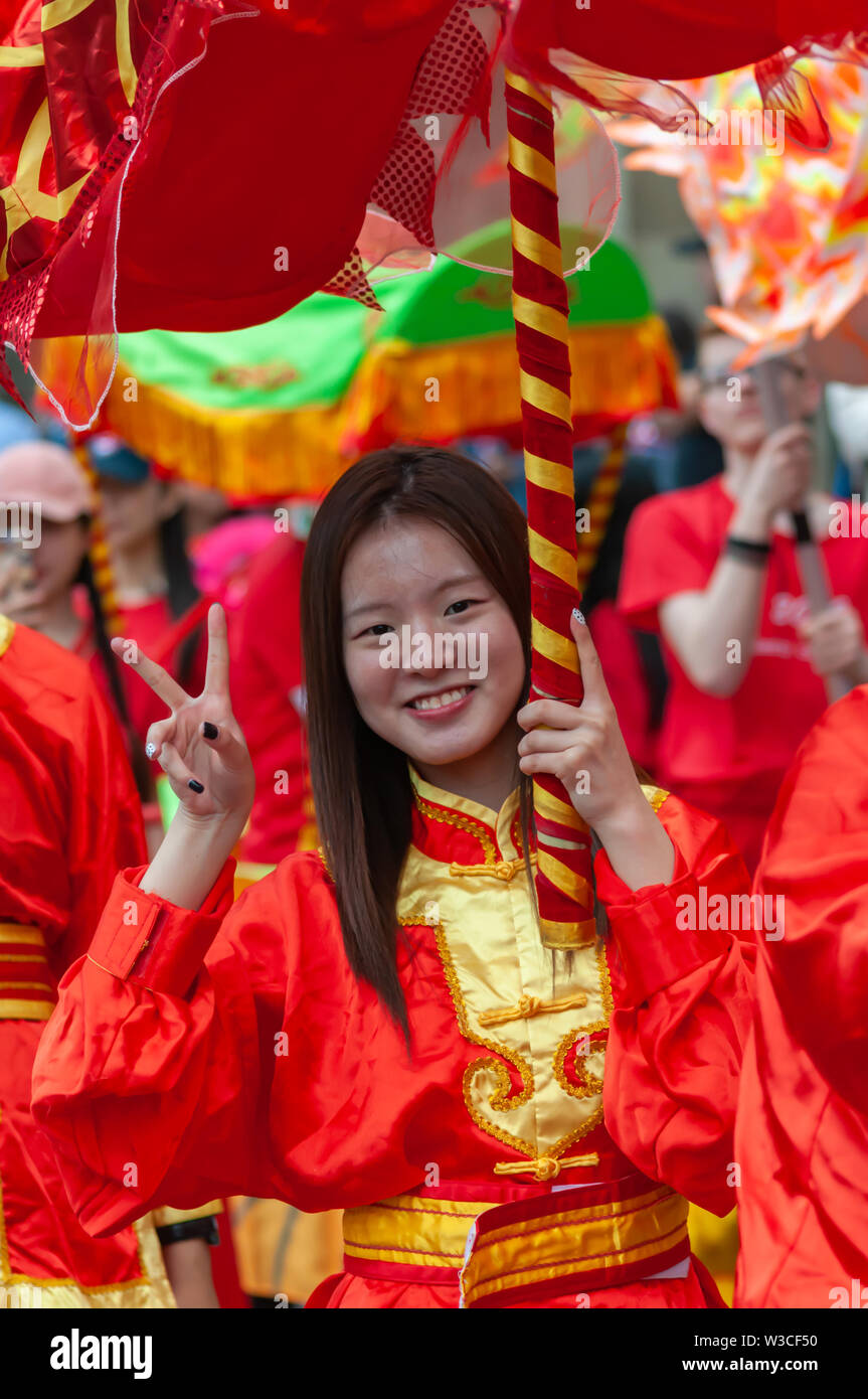 Edinburgh, Ecosse, Royaume-Uni. 14 juillet, 2019. Un artiste au Festival d'Édimbourg, dont les musiciens, danseurs, acrobates, des numéros de cirque, de marionnettes, théâtre de rue et dragons chinois en provenance de nombreux pays à travers le monde. Le défilé s'est rendu en bas de la Butte et le long de l'extrémité ouest de Princes Street avec des spectacles au kiosque de Ross dans les jardins de Princes Street. Credit : Skully/Alamy Live News Banque D'Images