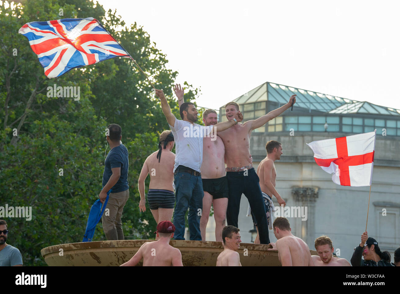 Londres, Royaume-Uni. 14 juillet 2019. Fans réunis à Trafalgar Square, au centre de Londres pour voir l'Angleterre gagner la Coupe du Monde de Cricket ICC 2019 contre la Nouvelle-Zélande. Crédit : Peter Manning/Alamy Live News Banque D'Images