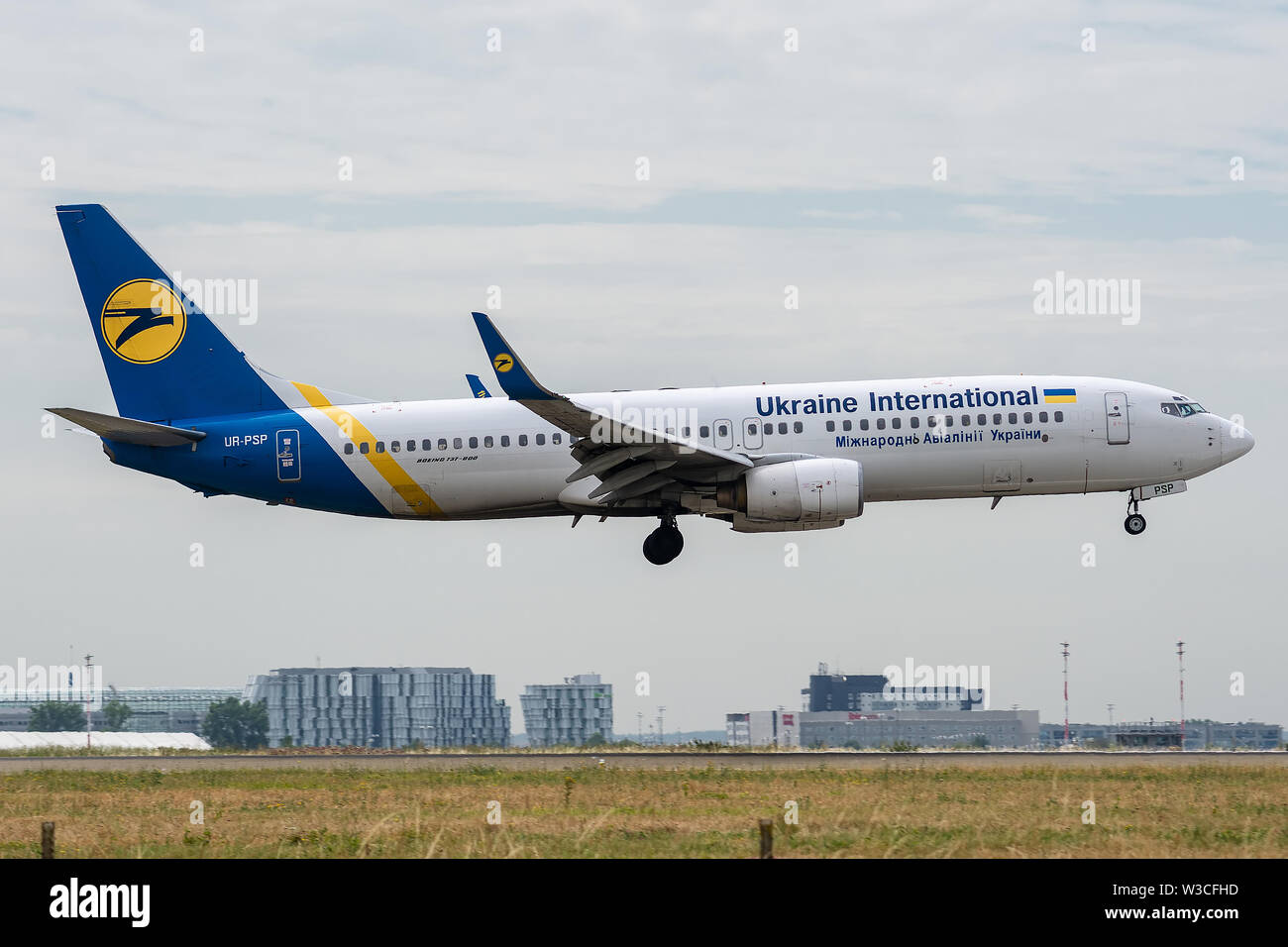 UR-PSP, le 11 juillet 2019, Boeing 737-8Q8-28241 atterrissage sur les pistes d'aéroport Paris Roissy Charles de Gaulle à la fin de vol Ukraine Int. Airlines Banque D'Images