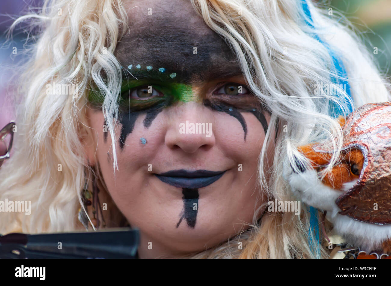 Edinburgh, Ecosse, Royaume-Uni. 14 juillet, 2019. Un artiste au Festival d'Édimbourg, dont les musiciens, danseurs, acrobates, des numéros de cirque, de marionnettes, théâtre de rue et dragons chinois en provenance de nombreux pays à travers le monde. Le défilé s'est rendu en bas de la Butte et le long de l'extrémité ouest de Princes Street avec des spectacles au kiosque de Ross dans les jardins de Princes Street. Credit : Skully/Alamy Live News Banque D'Images