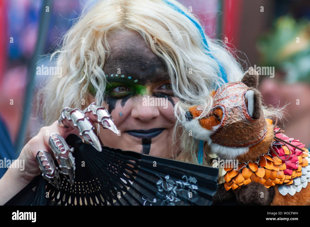 Edinburgh, Ecosse, Royaume-Uni. 14 juillet, 2019. Un artiste au Festival d'Édimbourg, dont les musiciens, danseurs, acrobates, des numéros de cirque, de marionnettes, théâtre de rue et dragons chinois en provenance de nombreux pays à travers le monde. Le défilé s'est rendu en bas de la Butte et le long de l'extrémité ouest de Princes Street avec des spectacles au kiosque de Ross dans les jardins de Princes Street. Credit : Skully/Alamy Live News Banque D'Images