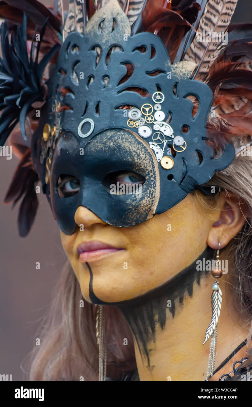 Edinburgh, Ecosse, Royaume-Uni. 14 juillet, 2019. Un artiste au Festival d'Édimbourg, dont les musiciens, danseurs, acrobates, des numéros de cirque, de marionnettes, théâtre de rue et dragons chinois en provenance de nombreux pays à travers le monde. Le défilé s'est rendu en bas de la Butte et le long de l'extrémité ouest de Princes Street avec des spectacles au kiosque de Ross dans les jardins de Princes Street. Credit : Skully/Alamy Live News Banque D'Images