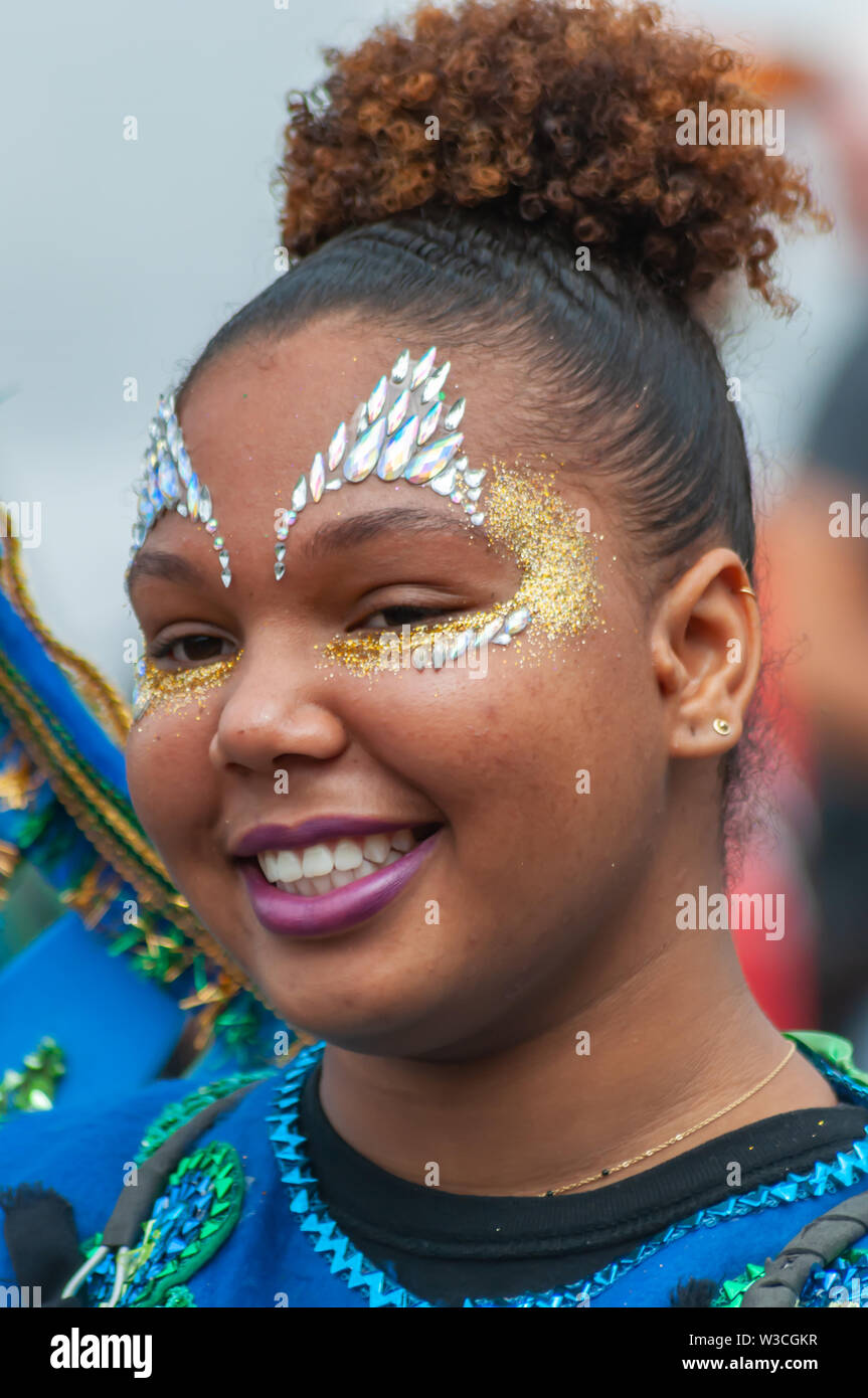 Edinburgh, Ecosse, Royaume-Uni. 14 juillet, 2019. Un artiste au Festival d'Édimbourg, dont les musiciens, danseurs, acrobates, des numéros de cirque, de marionnettes, théâtre de rue et dragons chinois en provenance de nombreux pays à travers le monde. Le défilé s'est rendu en bas de la Butte et le long de l'extrémité ouest de Princes Street avec des spectacles au kiosque de Ross dans les jardins de Princes Street. Credit : Skully/Alamy Live News Banque D'Images